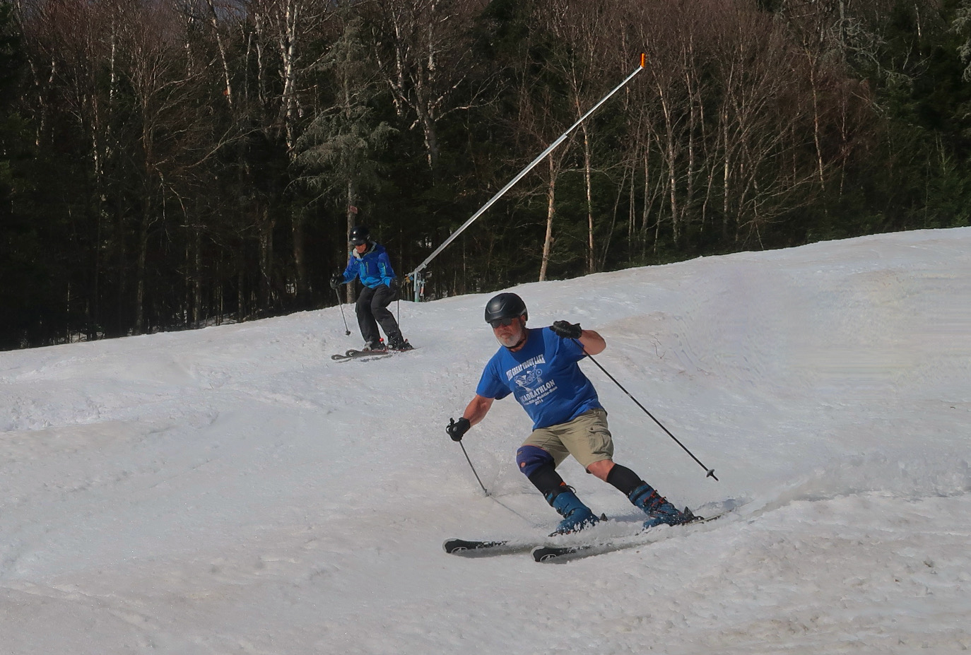 two-skiers