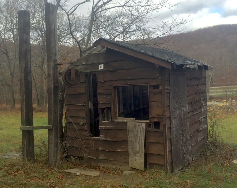 Silvermine-Ski-Area-lift-shack