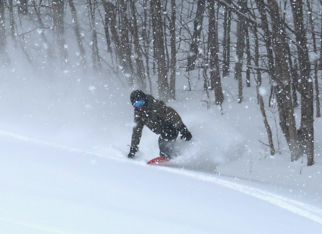 snowboarder-on-plunge.jpg